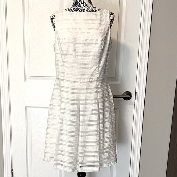 Lovely white dress - Picture 2 of 11